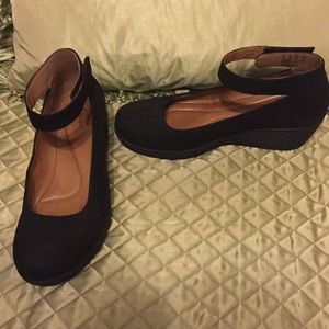 Clarks worn less than 5 times if that.